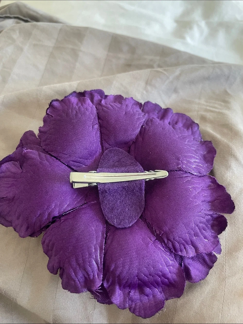 NWOT Forever 21 Deep Purple Fabric Flower hair Accent Clip